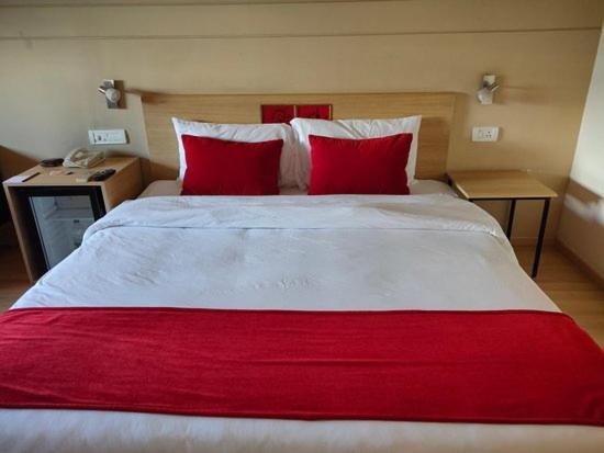 Lumis Studio Apartment Hyderabad Bagian luar foto